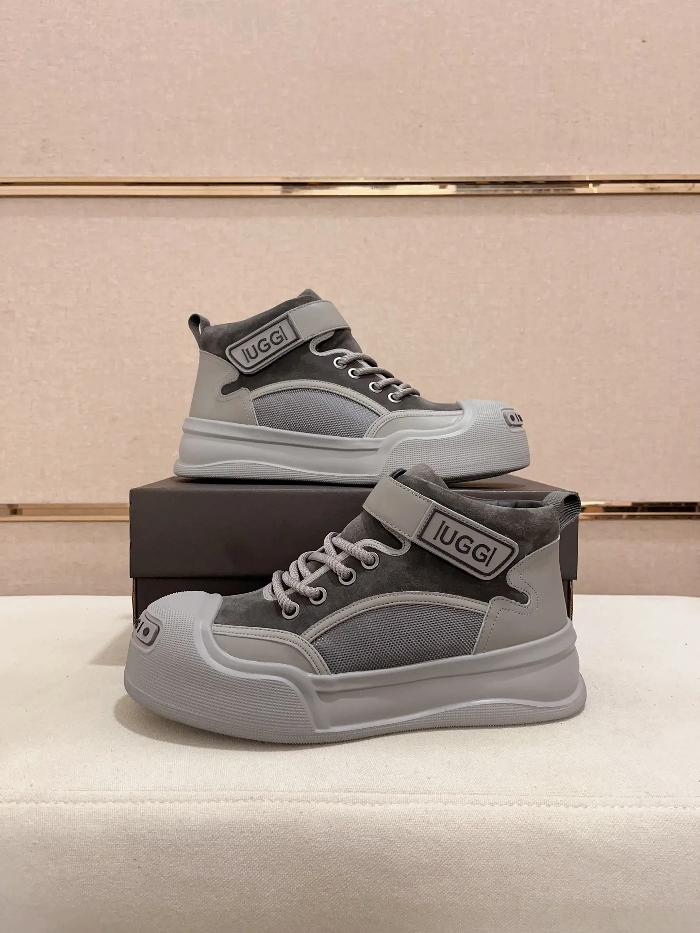 Factory Price: 380 Men's Men's Shoes💰North American Men's Shoes Ugg ☃️In the special sale of new high-quality men's shoes and snow boots in autumn and winter, the nemesis of extreme cold weather! Made of cowhide leather, merino wool lining, and original outsole, whether driving, outdoor or daily wear, there is always one that suits you! Code number 39-44